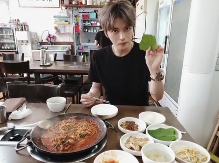 Heboh April Mop Positif Covid-19, Ini Potret Kim Jae Joong yang Jago Masak