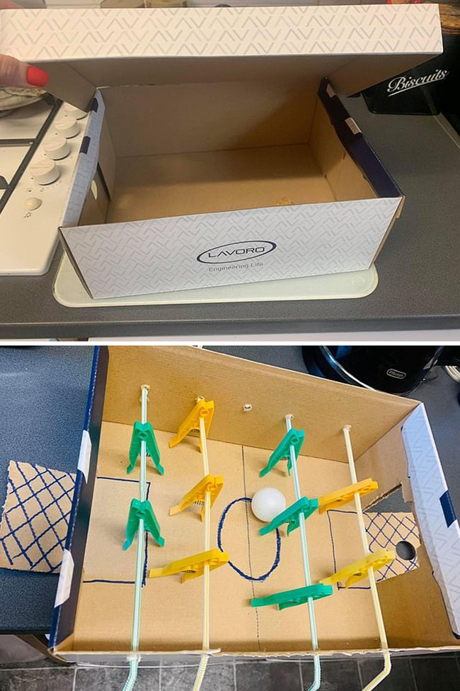 Dengan bermodalkan kotak sepatu bekas, spidol, sedotan, dan jepit jemuran, ayah yang satu ini berhasil membuat permainan miniatur sepak bola meja untuk sang anak agar tidak bosan selama proses isolasi di rumah. Benar-benar keren dan sangat kreatif bukan? Foto: Facebook