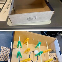 Dengan bermodalkan kotak sepatu bekas, spidol, sedotan, dan jepit jemuran, ayah yang satu ini berhasil membuat permainan miniatur sepak bola meja untuk sang anak agar tidak bosan selama proses isolasi di rumah. Benar-benar keren dan sangat kreatif bukan? Foto: Facebook