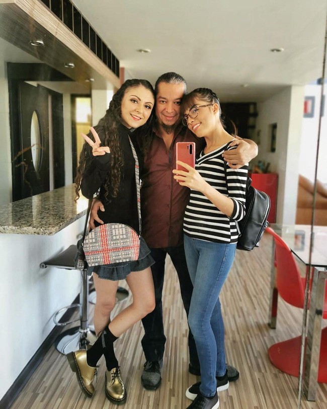 Kini, Rodrigo telah memiliki kekasih bernama Lucy. Hubungannya dengan Melin pun diakuinya tetap mesra dan harmonis. Ketiganya bahkan hidup akur dan saling menghormati.  Foto: dok. Instagram