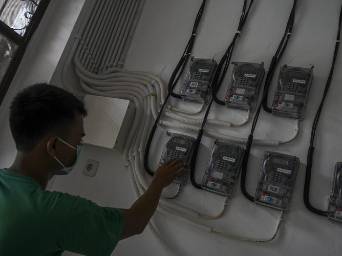 Warga memasukkan pulsa token listrik di tempat tinggalnya, di Jakarta, Selasa (1/4/2020). Dampak penyebaran pandemi virus COVID-19, Pemerintah mmenggratiskan pembayaran listrik bagi 24 juta masyarakat miskin, untuk pelanggan berdaya listrik 450 VA gratis biaya listrik selama 3 bulan (April-Juni 2020) sedangkan bagi pelanggan dengan daya 900 VA bersubsidi akan diberikan diskon 50 persen. ANTARA FOTO/Nova Wahyudi/foc.