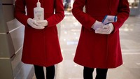 Mal-mal pun mulai buka. Para stafnya pun mempersiapakan alat pengukur suhu tubuh dan juga hand sanitizer. (Aly Song/Reuters)