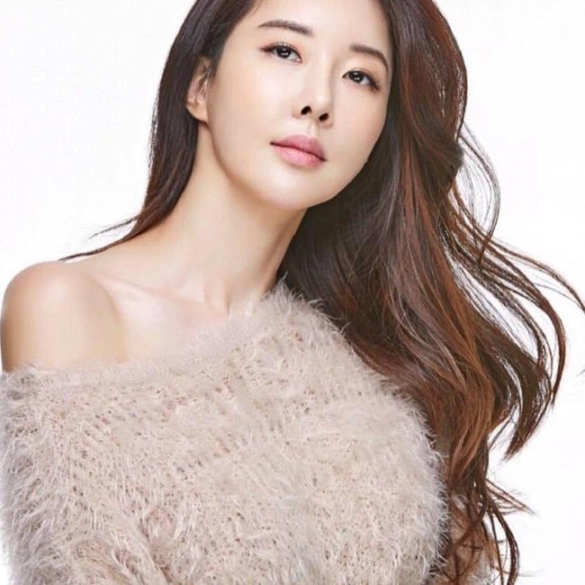 Beberapa waktu ini aktris Jang Min In Ae jadi perbincangan karena opini politiknya. Pemain film dan drama itu mengritisi kebijakan Presiden Moon Jae In untuk memberikan bantuan finansial kepada keluarga miskin. Foto: Instagram @roseinlove5