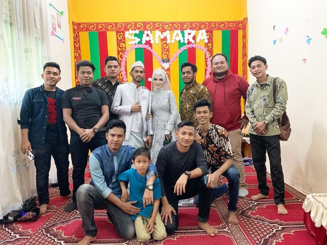 Martunis Sarbini, anak angkat bintang sepak bola dunia Cristiano Ronaldo resmi melepas status lajangnya. Ia akhrinya menikahi pujaan hatinya yang bernama Sri Wahyuni. Iya kemarin (menikah). Di kampung halaman Banda Aceh, ujar Martunis saat dihubungi detikcom, Rabu (1/4/2020).(Foto: Instagram@martunis_ronaldo)