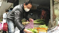 Warga Wuhan pun mulai berbondong-bondong ke pasar untuk membeli berbagai kebutuhan sehari-hari.