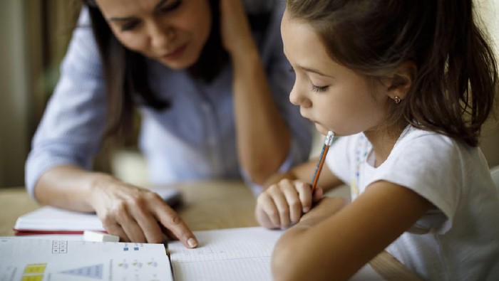 Ilustrasi belajar di rumah Mother helping daughter with homework