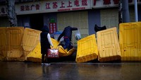 Pagar-pagar pembatas pun mulai disingkirkan dari jalanan. (Aly Song/Reuters)