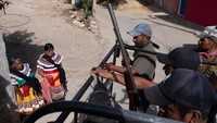 Bukan tanpa alasan. Seperti yang diberitakan Reuters, desa-desa di negara bagian Guerrero barat daya menyerahkan anak-anak mereka ikut militer. Mereka telah hidup di bawah tekanan dan tidak ada pilihan. (Alexandre Meneghini/Reuters)