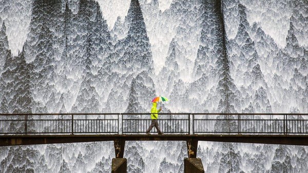 Air mengalir ke dinding bendungan Wet Sleddale Reservoir, Cumbria, Inggris setelah hujan deras (Andrew Mccaren/London News Pictures/Zuma Press/CNN)