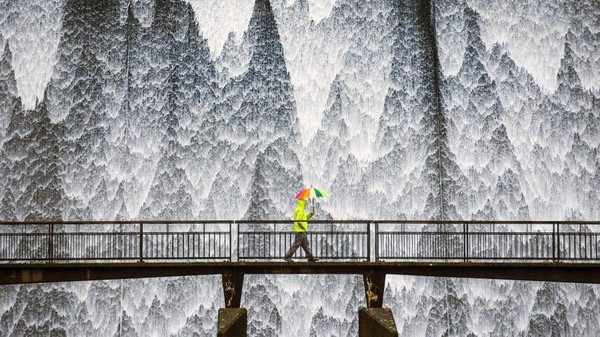 Air mengalir ke dinding bendungan Wet Sleddale Reservoir, Cumbria, Inggris setelah hujan deras (Andrew Mccaren/London News Pictures/Zuma Press/CNN) Air mengalir ke dinding bendungan Wet Sleddale Reservoir, Cumbria, Inggris setelah hujan deras (Andrew Mccaren/London News Pictures/Zuma Press/CNN)
