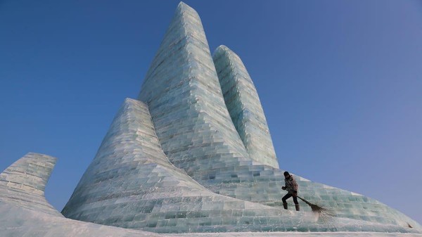 Festival Patung Es dan Salju Internasional Harbin disebut sebagai festival musim dingin terbesar di dunia. Seorang pekerja memelihara salah satu pahatan es (Lintao Zhang/Getty/CNN) Festival Patung Es dan Salju Internasional Harbin disebut sebagai festival musim dingin terbesar di dunia. Seorang pekerja memelihara salah satu pahatan es (Lintao Zhang/Getty/CNN)