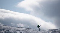 Seorang snowboarder beraksi di lereng di Gunung Mussa-Achitara di Dombay, Rusia. Resor ini buka sepanjang tahun dan dikenal dengan jalur ski dan hiking yang terbaik (Dmitry Feoktistov/TASS/Getty/CNN)