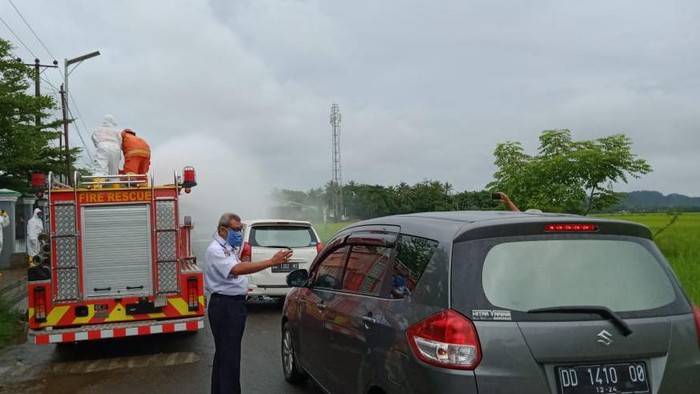 Penyemprotan disinfektan ke rumah, dan mobil rombongan pembawa jenazah warga Pangkep, Sulsel.