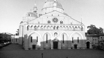 Tampak satu orang yang tengah melintasi alun-alun di depan Basilika SantAntonio, Kota Padua, Italia Foto: Milan Radisics via behance