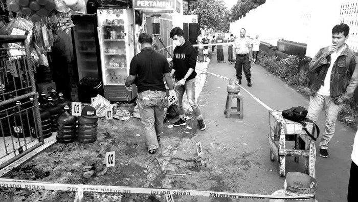 Seorang pria pemilik warung di Harjamukti, Depok dibacok orang tak dikenal