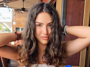 Karantina di Rumah, Model Playboy Ini Hampir Mati Diterjang Tornado