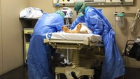 Tim medis sedang menangani pasien di salah satu rumah sakit di Badalona, Barcelona, Spanyol. Saat ini Spanyol berada di urutan ketiga kasus virus corona terbanyak dengan 94 ribu kasus. AP Photo/Anna Surinyach.