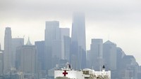 USNS Comfort dikerahkan untuk membantu menangani pasien Corona di Amerika Serikat. Saat ini negeri Paman Sam itu menjadi negara dengan jumlah kasus virus Corona terbanyak di dunia. AP Photo/Seth Wenig.