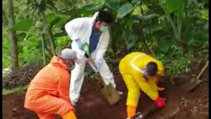 Bupati Banyumas gali makam jenazah pasien Corona yang viral ditolak warga, Rabu (1/4/2020).
