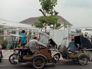 Penumpang Sepi Imbas Corona, Tukang Becak Datangi Rumdin Gubsu Minta Bantuan