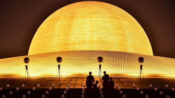 Para biksu berkumpul di perayaan Makha Bucha di kuil Wat Phra Dhammakaya pada 8 Februari, Bangkok, Thailand (Lillian Suwanrumpha/AFP/Getty Images/CNN) Para biksu berkumpul di perayaan Makha Bucha di kuil Wat Phra Dhammakaya pada 8 Februari, Bangkok, Thailand (Lillian Suwanrumpha/AFP/Getty Images/CNN)