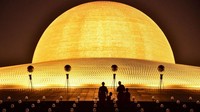 Para biksu berkumpul di perayaan Makha Bucha di kuil Wat Phra Dhammakaya pada 8 Februari, Bangkok, Thailand (Lillian Suwanrumpha/AFP/Getty Images/CNN)