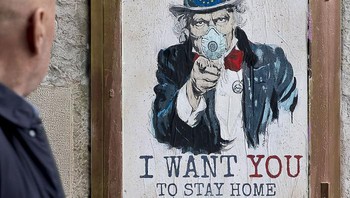 Mural buatan Tvboy, seorang seniman jalanan di kawasan Barcelona, Spanyol, ini pun membawa pesan yang serupa, yakni mengimbau masyarakat untuk mengurangi aktivitas di luar rumah guna mengantisipasi penyebaran virus Corona. Seperti diketahui, Spanyol jadi salah satu negara di Eropa yang terdampak cukup besar akibat pandemi COVID-19. Diketahui, ada 8.189 orang tewas di Negeri Matador akibat virus Corona. Istimewa/Dok. Boredpanda.