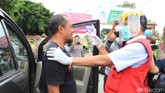 Tim Gugus Tugas Covid-19 di Tuban semakin gencar melakukan upaya pencegahan penyebaran virus corona. Kali ini, polisi bersama tim terpadu melakukan pemeriksaan kesehatan pengendara di jalur pantura Tuban.