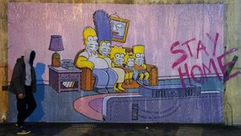 Seorang pemuda melintas di samping mural bergambar kartun legendaris The Simpsons yang tengah mengenakan masker di kawasan Pompei, Italia. Mural itu tampak dilengkapi dengan tulisan Stay Home atau imbauan kepada masyarakat untuk diam di rumah dan mengurangi aktivitas di luar ruangan guna memutus rantai penyebaran virus Corona di kawasan tersebut. Istimewa/Dok. Boredpanda.