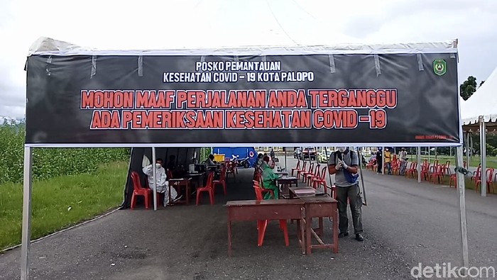 Posko pemeriksaan kesehatan untuk mencegah COVID-19 masuk Palopo (M RIyas/detikcom)