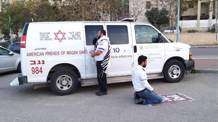 Viral tenaga medis Potret viral tenaga medis beda agama ibadah bersama di Israel.