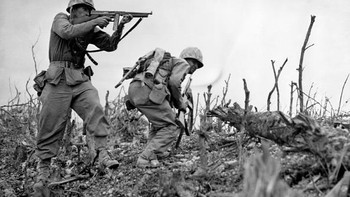 9. 1945: Perang Dunia 2 benar-benar salah satu masa tergelap dan paling mematikan dalam sejarah manusia. Konflik yang melibatkan begitu banyak negara ini diestimasi membuat 70 sampai 85 juta jiwa tewas atau 3% dari populasi dunia saat itu. Ada pembantain massal Holocaust yang mengerikan sampai dijatuhkannya bom nuklir di Jepang. Foto: The LIFE Picture Collection via Getty Images