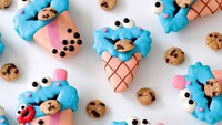 Boba jadi salah satu minuman yang populer di dunia. Moon pun mengkreasikannya sebagai bentuk macaron. Agar lebih menggemaskan, ia menggabungkan karakter Cookie Monster dari Sesame Street yang lucu. Foto: Instagram @sugardevotion