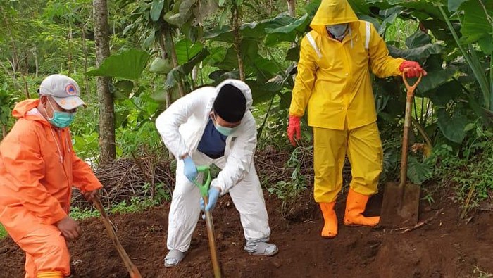 Bupati Banyumas gali makam jenazah pasien Corona yang viral ditolak warga, Rabu (1/4/2020).