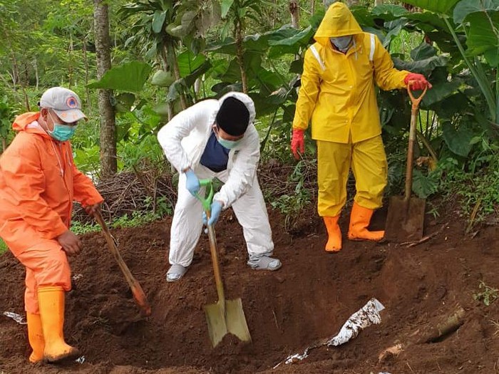 Bupati Banyumas gali makam jenazah pasien Corona yang viral ditolak warga, Rabu (1/4/2020).