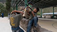 Mereka mengambil langkah berjaga seperti ini setelah putus asa mendapatkan bantuan dari petinggi yang jauh di Meksiko City. (Alexandre Meneghini/Reuters)