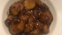 Netizen @shibbyrantham membagikan resep makanan manis milik sang nenek. Namun hidangan Caramelized Plantains ini justru lebih mirip seperti semur jengkol. Foto: Istimewa