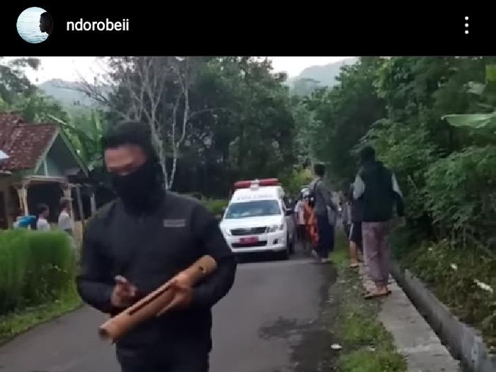 Viral video warga hadang ambulans dan tolak pemakaman jenazah pasien Corona di Banyumas, Rabu (1/4/2020).