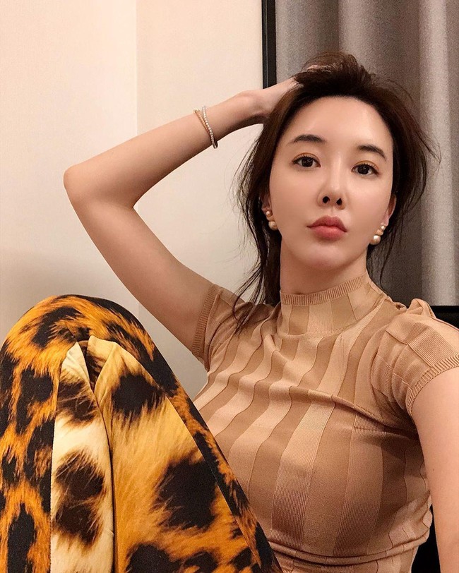 Ini sangat mengesalkan. Korea tidak punya uang untuk itu. Kamu juga meminjamkannya untuk orang, kan? Apa kamu benar-benar pemerintah yang menyelamatkan masyarakat? Apa nilainya 1 juta won itu? Setiap aku melihat beritanya, aku jadi marah, tulisnya di Instagram. Foto: Instagram @roseinlove5