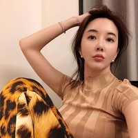 Ini sangat mengesalkan. Korea tidak punya uang untuk itu. Kamu juga meminjamkannya untuk orang, kan? Apa kamu benar-benar pemerintah yang menyelamatkan masyarakat? Apa nilainya 1 juta won itu? Setiap aku melihat beritanya, aku jadi marah, tulisnya di Instagram. Foto: Instagram @roseinlove5