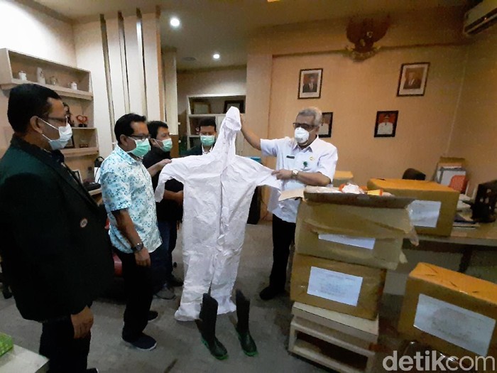Tenaga medis Kota Probolinggo bisa sedikit bernapas lega. Puluhan alat pelindung diri (APD) diberikan Ikatan Dokter Indonesia (IDI) setempat.