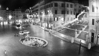 Dua polisi patroli di depan Spanish Steps yang sepi. Roma, Italia. Foto: Milan Radisics via behance