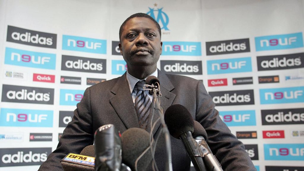 Pape Diouf, mantan presiden Marseille, meninggal akibat virus corona. (Foto: BORIS HORVAT/AFP Photo)