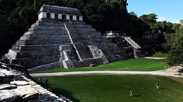 Dibangun sebagai kuburan bagi penguasa Maya Kinich Kan Bahlam (atau Pakal Agung) pada abad ketujuh, Kuil Prasasti terletak di kota Palenque di Maya kuno, Meksiko (Rodrigo Arangua/AFP/Getty Images/CNN) Dibangun sebagai kuburan bagi penguasa Maya Kinich Kan Bahlam (atau Pakal Agung) pada abad ketujuh, Kuil Prasasti terletak di kota Palenque di Maya kuno, Meksiko (Rodrigo Arangua/AFP/Getty Images/CNN)