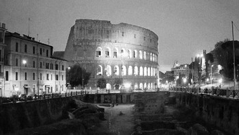 Karena dia tidak bisa keluar dan memotret, dia memutuskan untuk mengabadikan kota-kota Italia yang sepi dari jauh. Foto: Milan Radisics via behance