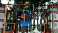 Pedagang menata masker berbahan kain di pinggir jalan di Mamuju, Sulawesi Barat, Rabu (1/4/2020). ANTARA FOTO/ Akbar Tado/foc.