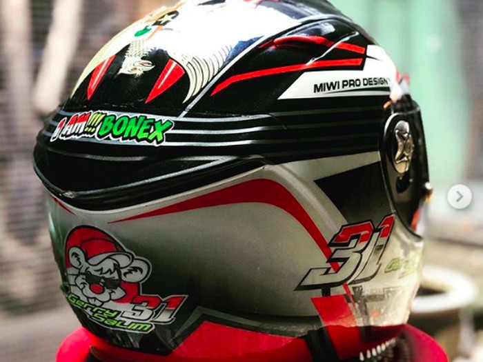 Pebalap Surabaya Lelang Helm untuk Bantu Penanganan Corona