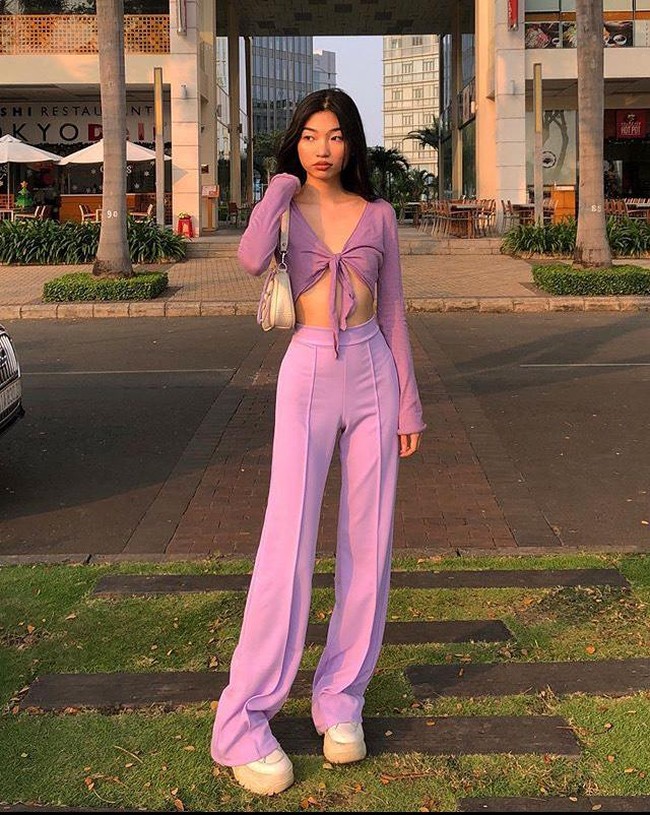 Seorang model Vietnam dikecam oleh pengguna media sosial setelah memposting foto dirinya pakai baju renang yang terbuat dari masker medis. Banyak netizen sangat marah bahwa di tengah pandemi corona, sang model malah membuang-buang masker pelindung. Foto: Instagram