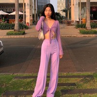 Seorang model Vietnam dikecam oleh pengguna media sosial setelah memposting foto dirinya pakai baju renang yang terbuat dari masker medis. Banyak netizen sangat marah bahwa di tengah pandemi corona, sang model malah membuang-buang masker pelindung. Foto: Instagram