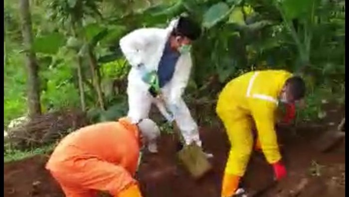 Bupati Banyumas gali makam jenazah pasien Corona yang viral ditolak warga, Rabu (1/4/2020).